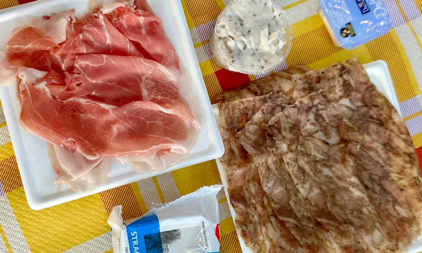 Vassoi di salumi e formaggi all\'Osteria dei Tigli di Bazzano di Valsamoggia