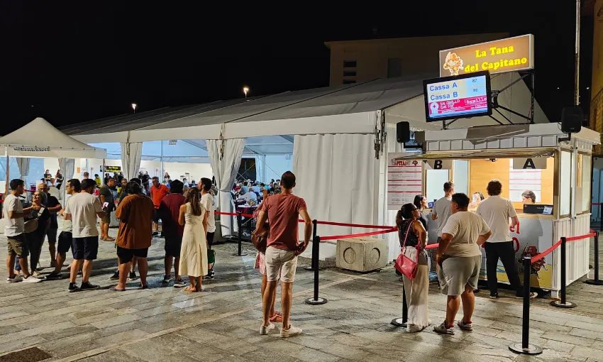 Fila allo stand della Fiera del Parmigiano Reggiano