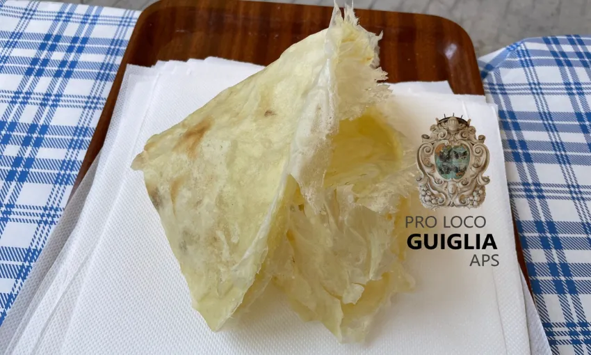 Borlengo appena cotto e piegato in quattro parti, pronto per essere servito