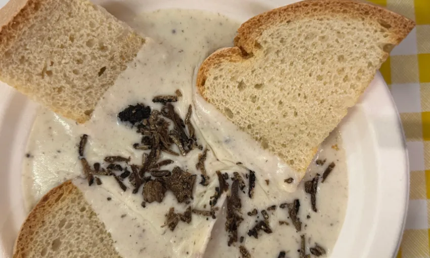 Fonduta di formaggio al tartufo con crostoni di pane alla Fiera Nazionale del Tartufo bianco pregiato di Sant\'Agata Feltria
