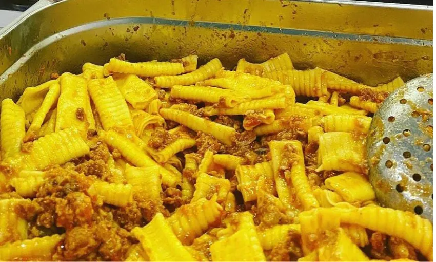 Vassoio colmo di Maccheroni al Pettine di Cividale con ragù
