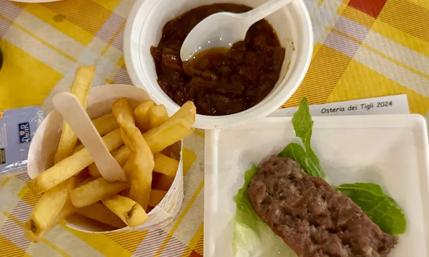 Salsiccia, friggione e patatine all\'Osteria dei Tigli 