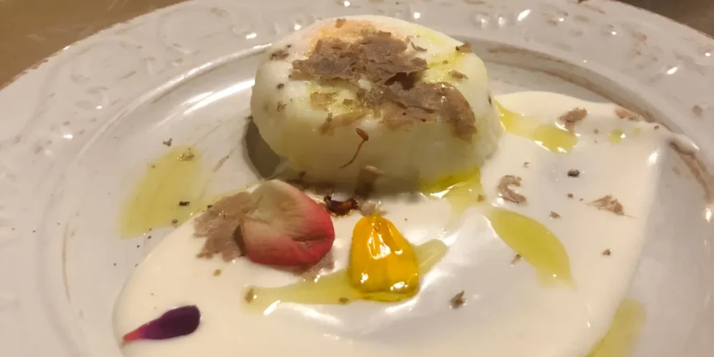 Uovo al tartufo con fonduta di parmigiano