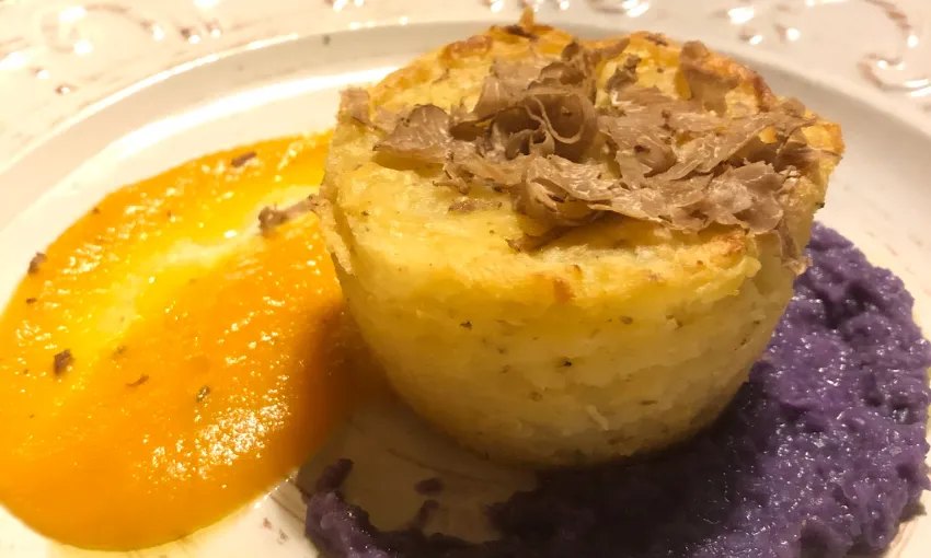 Tortino con purea di patata viola e tartufo