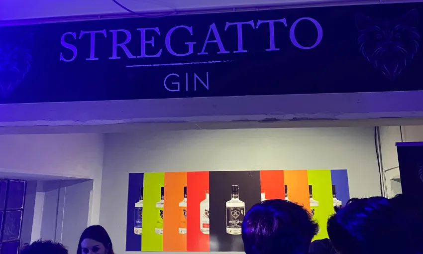 Insegna dello stand Stregatto Gin alla Love Gineration