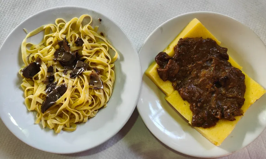 Cosa mangiare alla Tartufesta, ecco un piatto di polenta con ragù e tagliatelle ai porcini