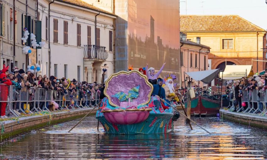 Barca sul canale di comacchio con personaggi del cartone La Sirenetta