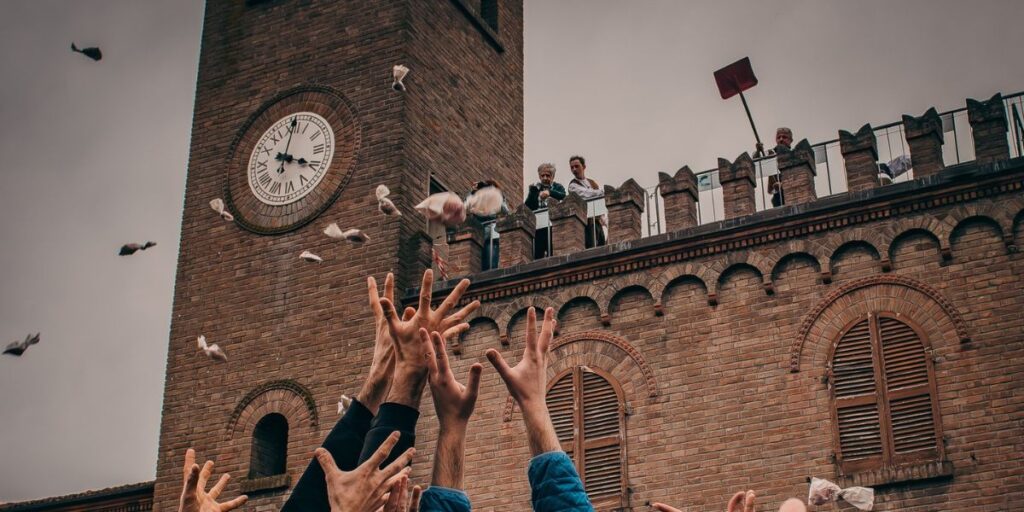 lancio dei ravioli dalla torre di Casalfiumanese