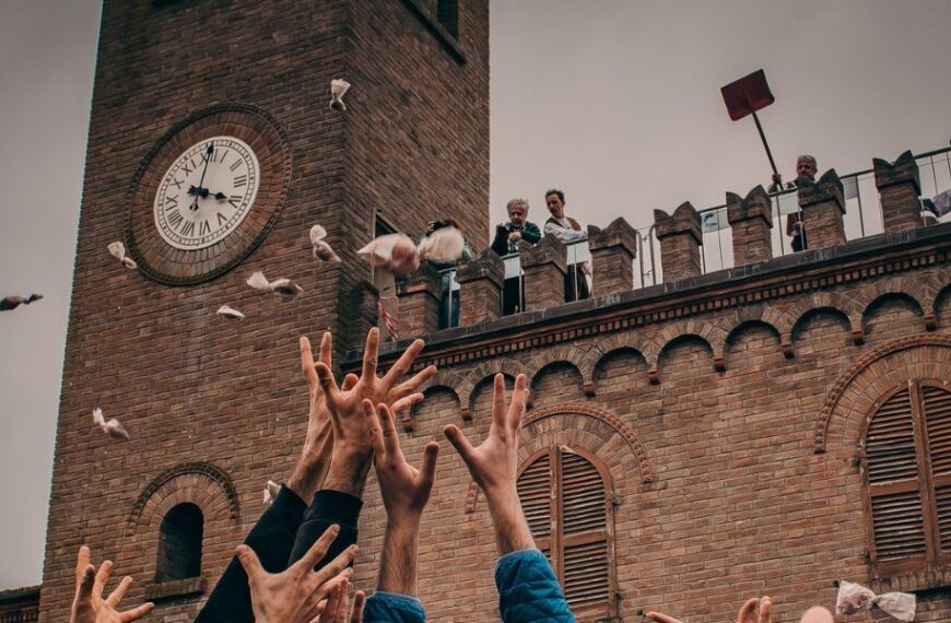 lancio dei ravioli dalla torre di Casalfiumanese