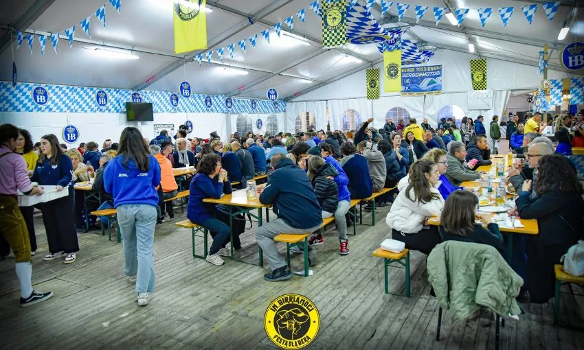 Interno del capanno dove si svolge la Festa dla Bera e dello Stinco di Borgo Tossignano