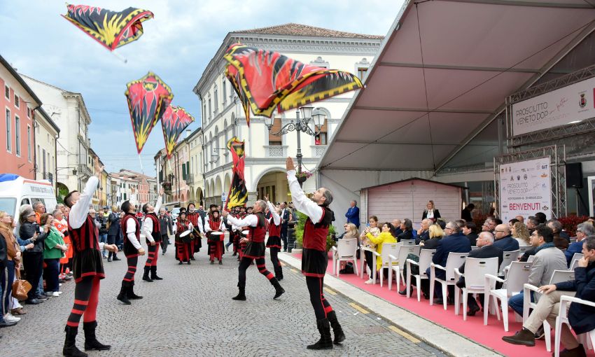 Sbandieratori all\'evento Prosciutto Veneto DOP