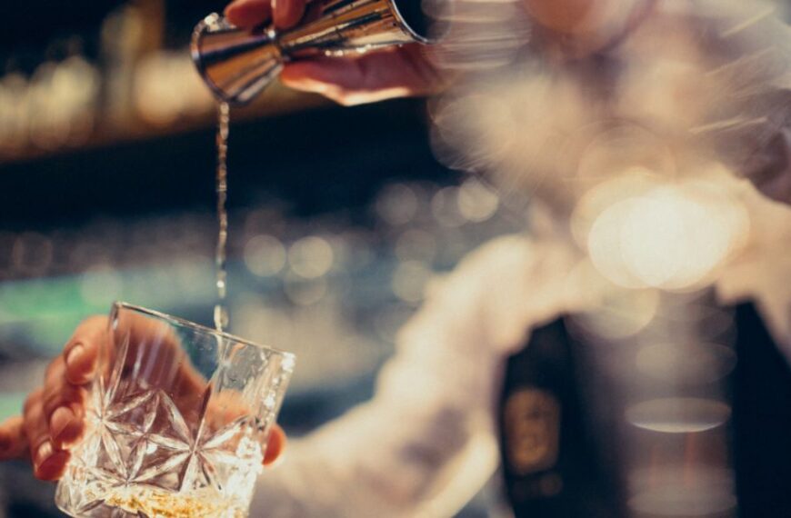 barista che versa gin