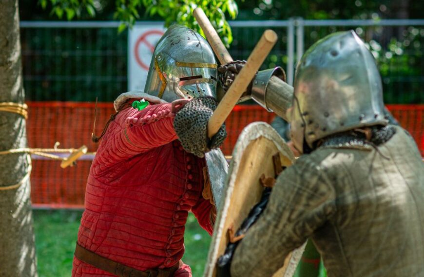 Giostra del Borgo 2026 a Ferrara: tre weekend tra cavalieri, falconieri e spettacoli medievali combattimento