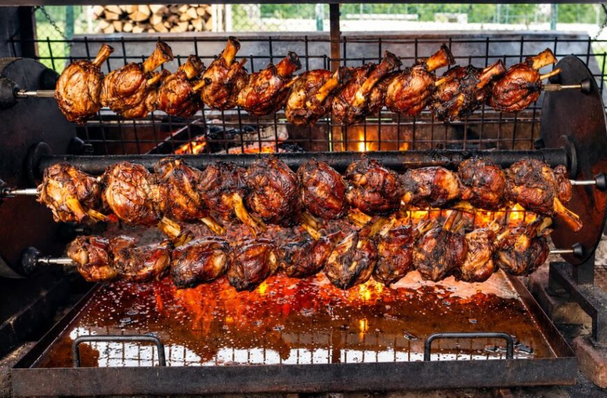 Festa dello Stinco e del Guancialino 2026 a Camurana: sette serate dedicate ai grandi sapori della cucina emiliana stinco allo spiedo