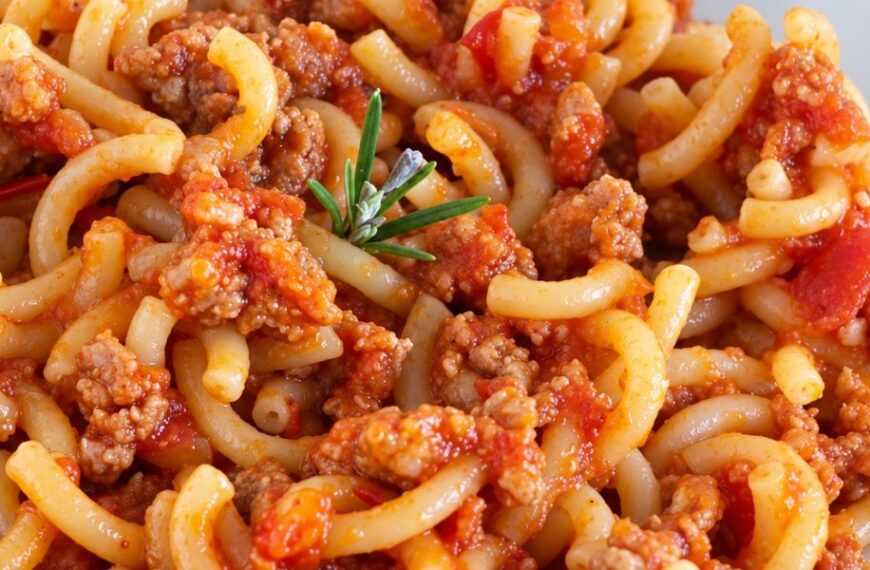 In Bocca al Luppolo 2026 alle Budrie: tre weekend tra birra bavarese, cucina e musica gramigna con salsiccia